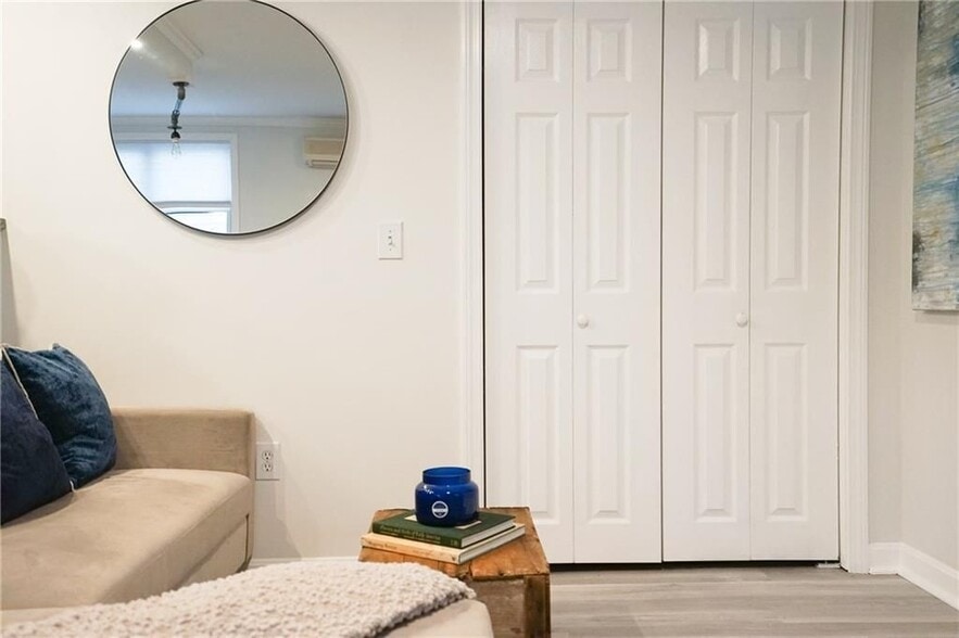 Building Photo - 603 Thames St