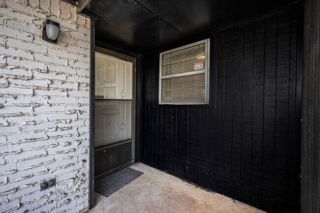 Building Photo - Great  3 Bed 2 Bath in Yukon!