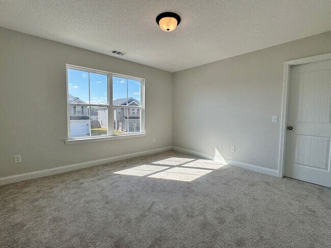 Building Photo - AVAILABLE OCTOBER 2025 [PET FRIENDLY]