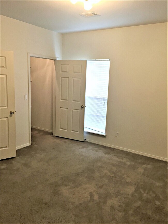 Building Photo - 1774 N Gregg Ave