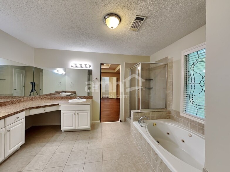 Building Photo - 581 Thornbush Ter