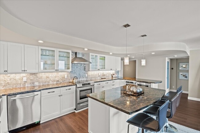 Building Photo - La Mer Condo