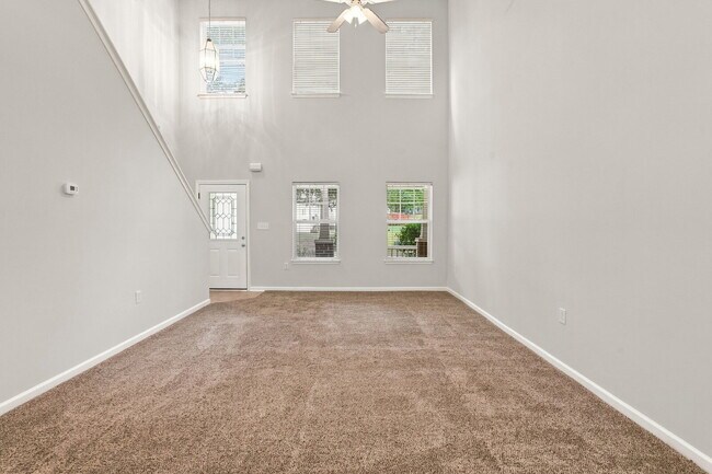 Building Photo - Spacious End Unit Townhome!