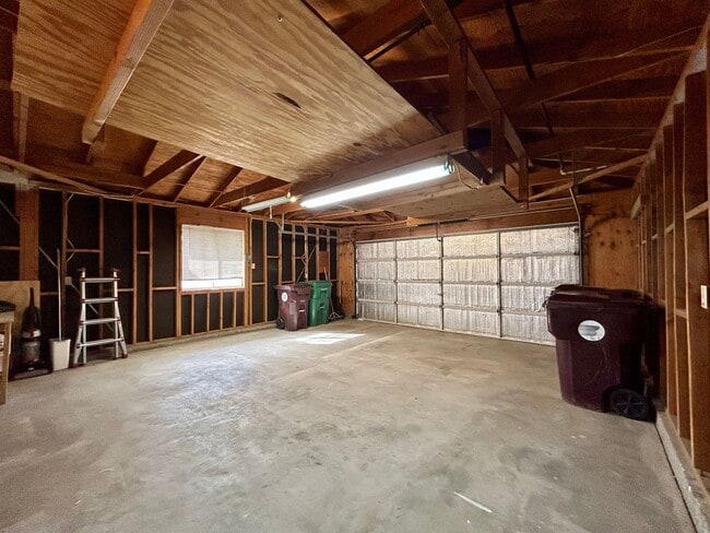 Building Photo - AVAILABLE NOW!! 3 Bedroom 2 Bathroom Home in Yucca Valley!! MOVE IN SPECIAL HALF OFF ONE MONTH'S ...