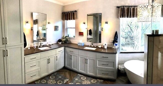 Building Photo - Stunning 4 Bed/2.5 Bath Home in highly desirable Spanish Oaks Neighborhood