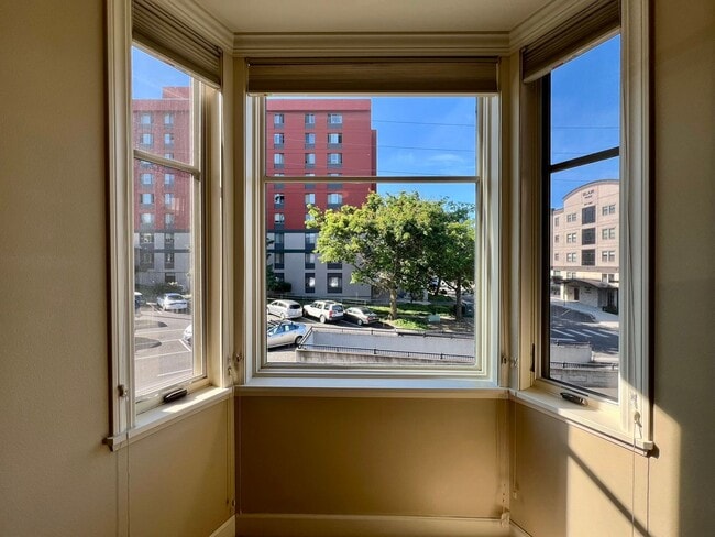 Building Photo - Spacious 2 Bedroom Condo in Fairhaven!