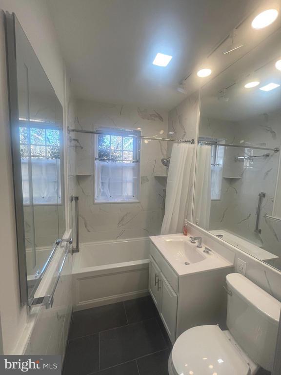 Building Photo - 715 S Washington St