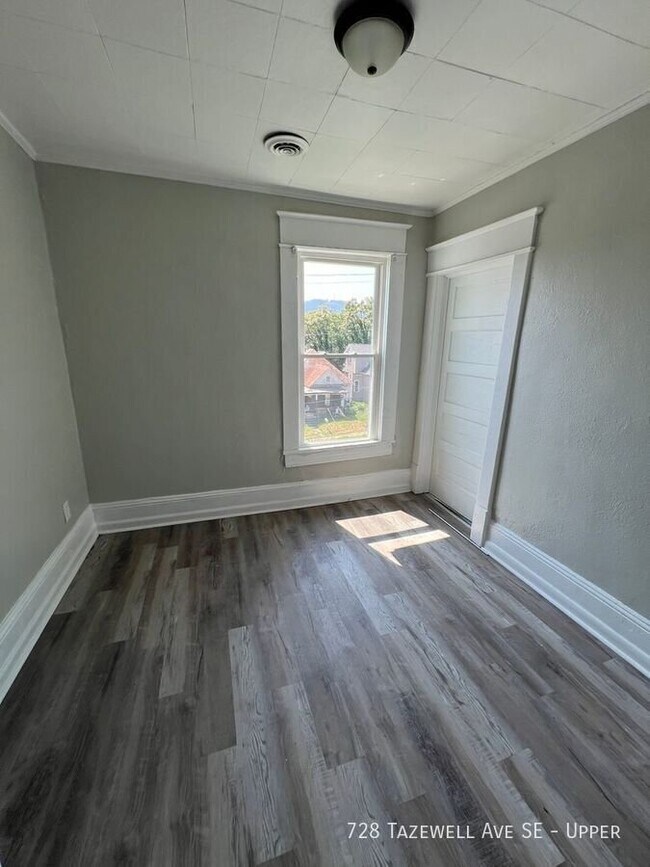 Building Photo - 728 Tazewell Ave SE