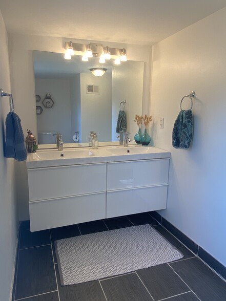 Master Bathroom - 2050 E Fletcher St