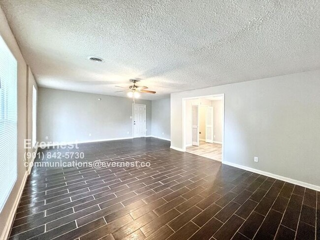 Building Photo - 3210 Briarwood Dr
