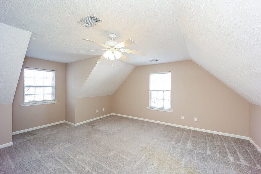 Building Photo - 55 Roxbury Ln