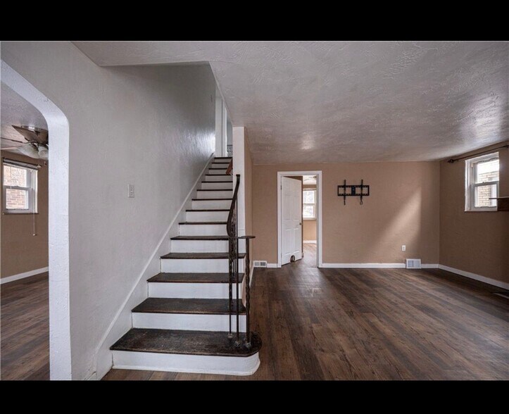 Building Photo - 924 James St