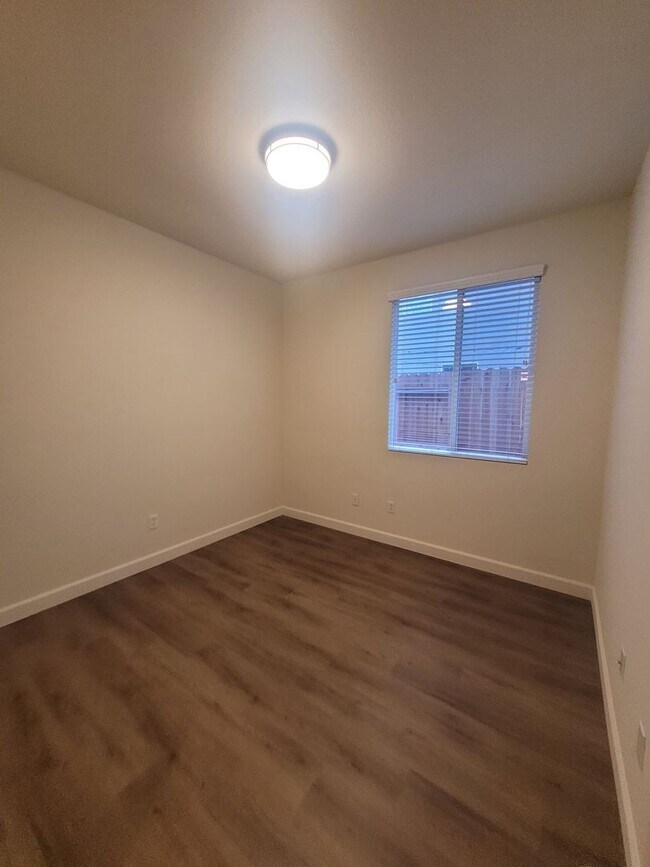 Building Photo - Beautiful Natomas area home on corner lot