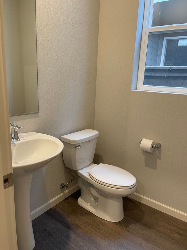 Building Photo - Stylish & Comfortable Living with Fireplac...