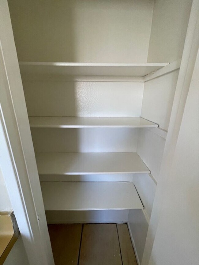 Building Photo - 2 Bedroom 1.5 Bath Attached unit available