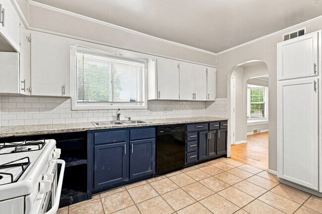 Building Photo - 6624 E 27th Pl