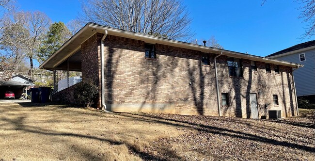 Building Photo - Spacious 3 Bed/2 Bath Brick Ranch in Great Riverdale Location