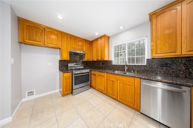 Building Photo - 642 N 6th Ave