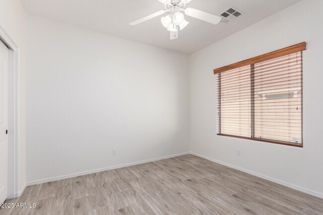 Building Photo - 15668 W Meadowbrook Ave