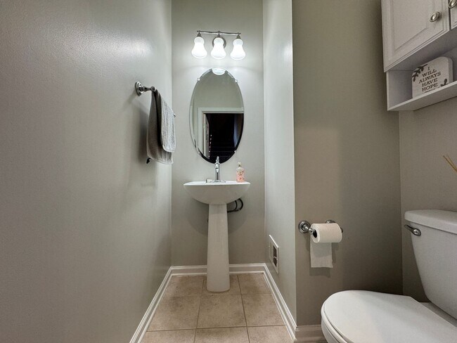 Building Photo - Beautiful 3 Bed 3.5 Bath Interior Townhome In Vibrant Brambleton Landbay