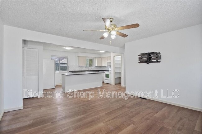 Building Photo - 807 Estate Dr