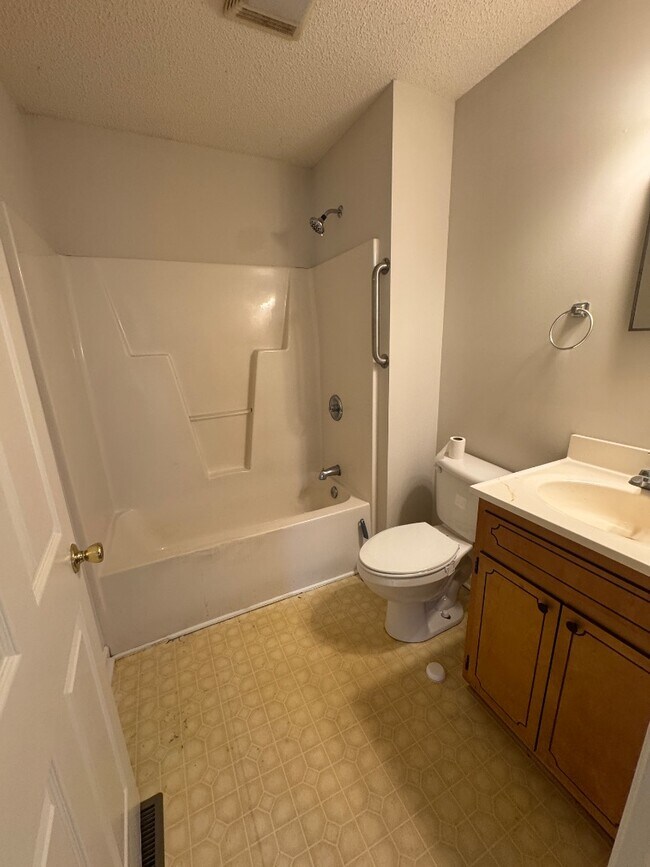 Building Photo - 2105 Harpertown Dr