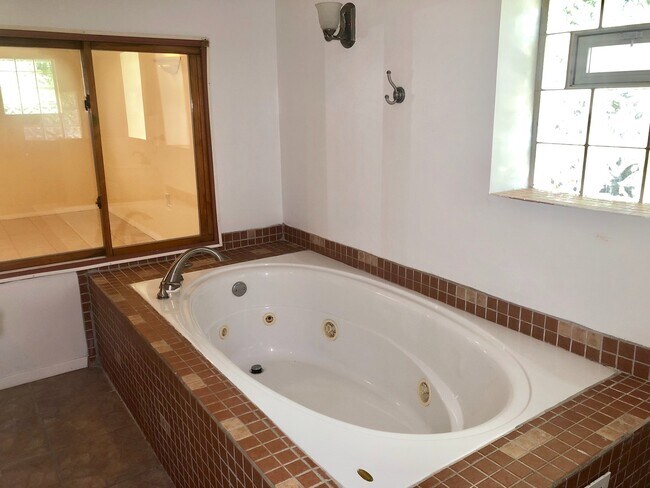 Building Photo - Charming 3 Bedroom/2 Bathroom Duplex in West Hills, MD!