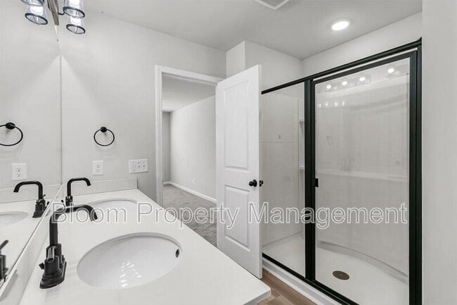 Building Photo - 247 Lucca Dr