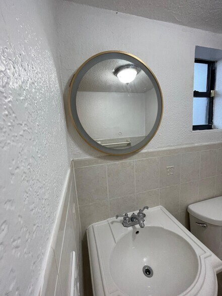 Building Photo - 230 W 68th St