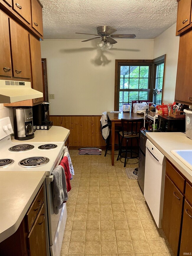 Building Photo - 417 S Swain Ave