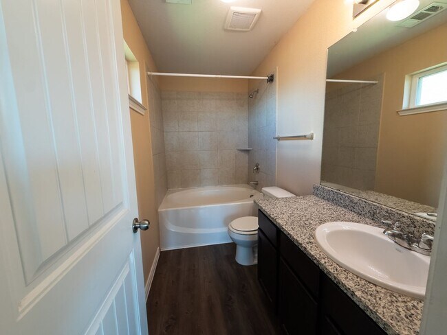 Building Photo - Pleasant 3 Bed / 2 Bath Home AVAILABLE NOW to rent in Ennis, TX