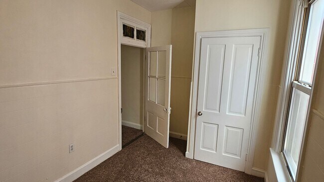 Building Photo - 3 Bedroom Duplex!