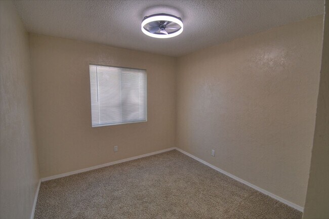 Building Photo - NE Heights 4 Bedroom !!!!