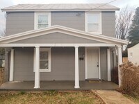 Building Photo - Three Bedroom House off of Cambell Avenue!