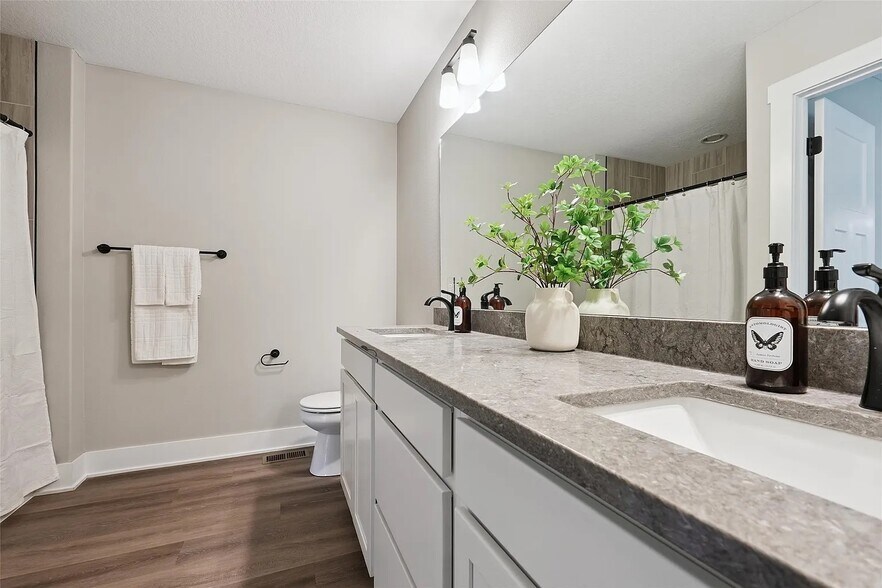 Building Photo - 519 Meadows Ct