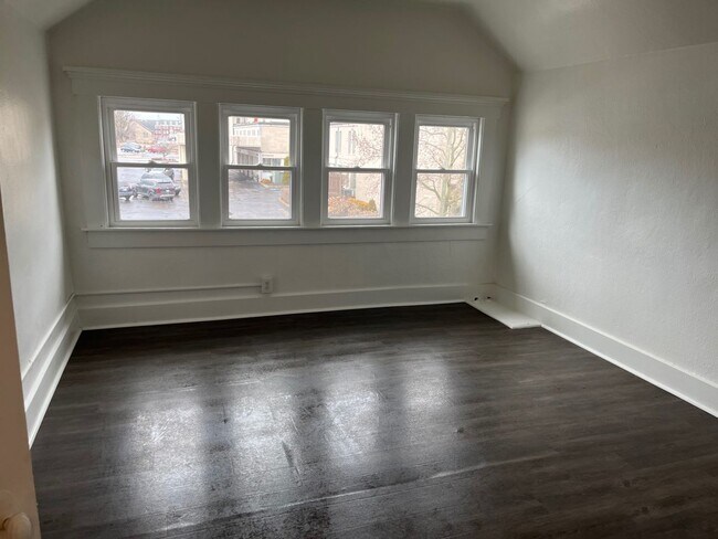 Building Photo - 121 W 13th St
