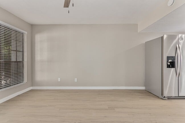 Building Photo - 736 S Farmer Ave