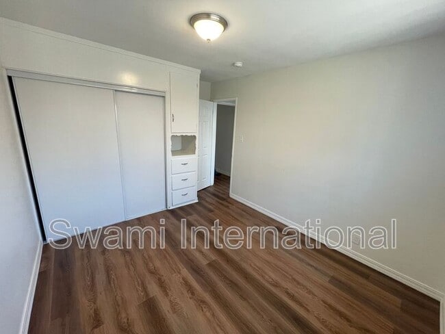 Building Photo - 724 W 80th St