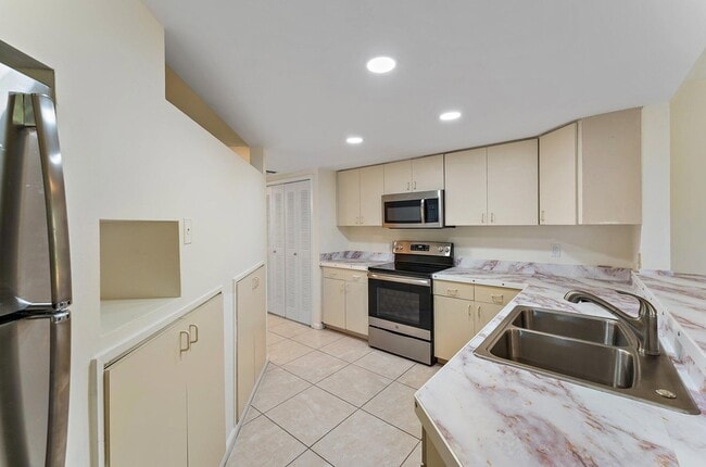 Building Photo - 3 Uno Lago Dr