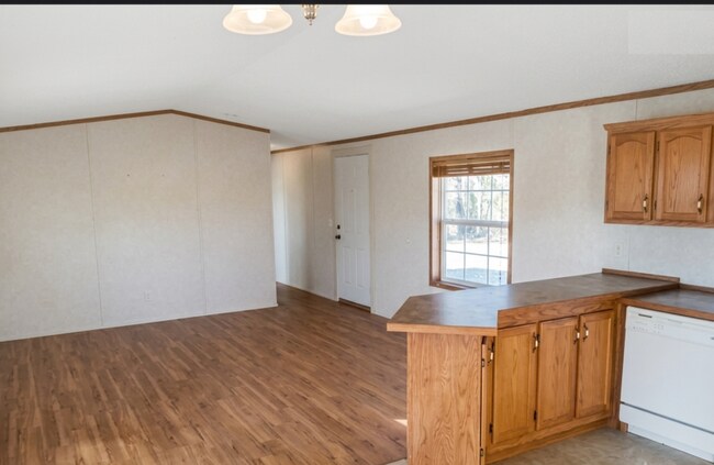 Building Photo - 9 Hartland St N
