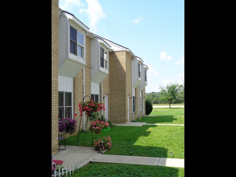 Building Photo - Dillsboro Townhomes