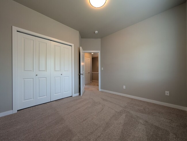 Building Photo - Great 3 bedroom/ 2.5 bathroom duplex- Near...