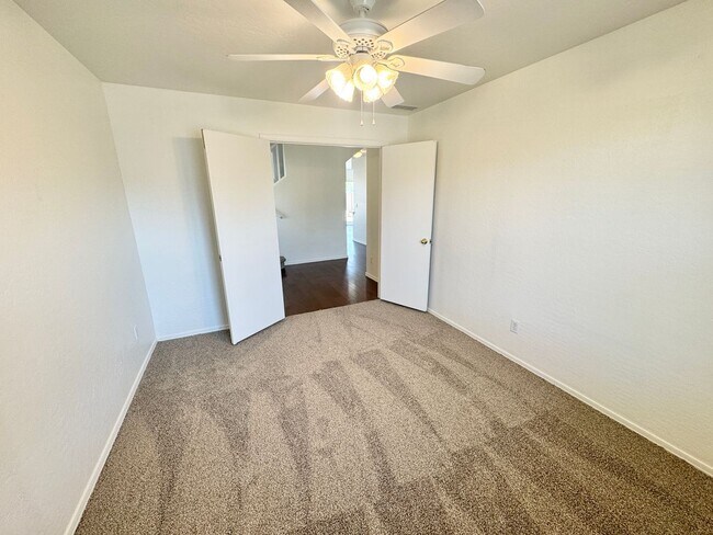 Building Photo - 4 Bedroom 3 Bathroom Home in Surprise! Has Loft & Additional Office/Den!