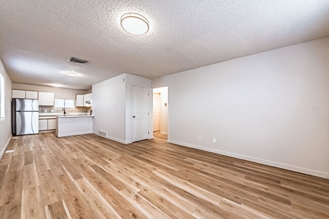 Building Photo - 1415 Anita St