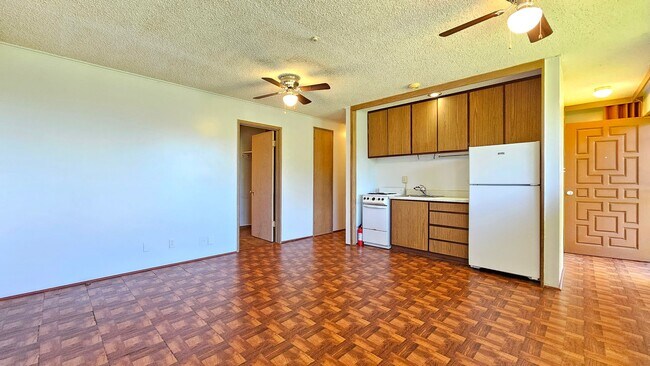 Building Photo - 3 bed/1 bath/2 parking downstairs apartment in Manoa Home