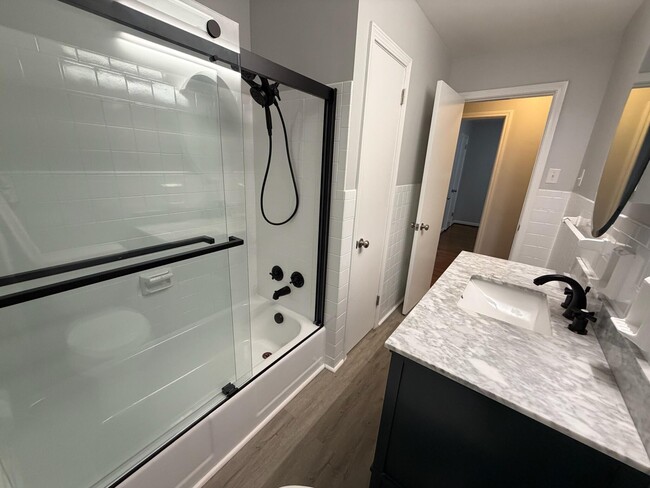 Building Photo - 1929 Alexandria Dr