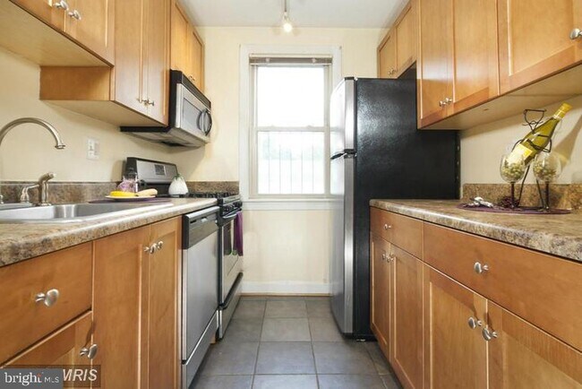 Building Photo - 4408 1st Pl NE