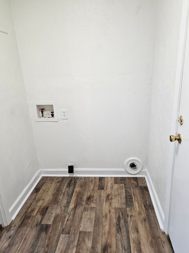 Building Photo - 3 BEDROOM AVAILABLE NOW!