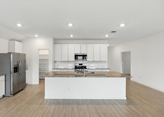 Building Photo - Beautiful 4 Bed, 3 Bath Home - Spacious & ...