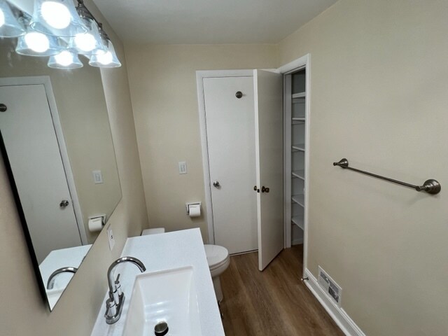 Full Bathroom/Linen Closet - 3260 Buffalo Rd